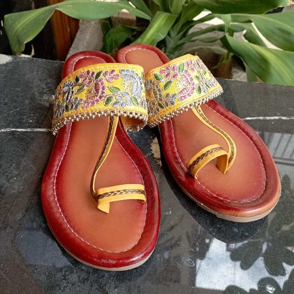 Embroidered Traditional Slippers - Picture 10 of 11